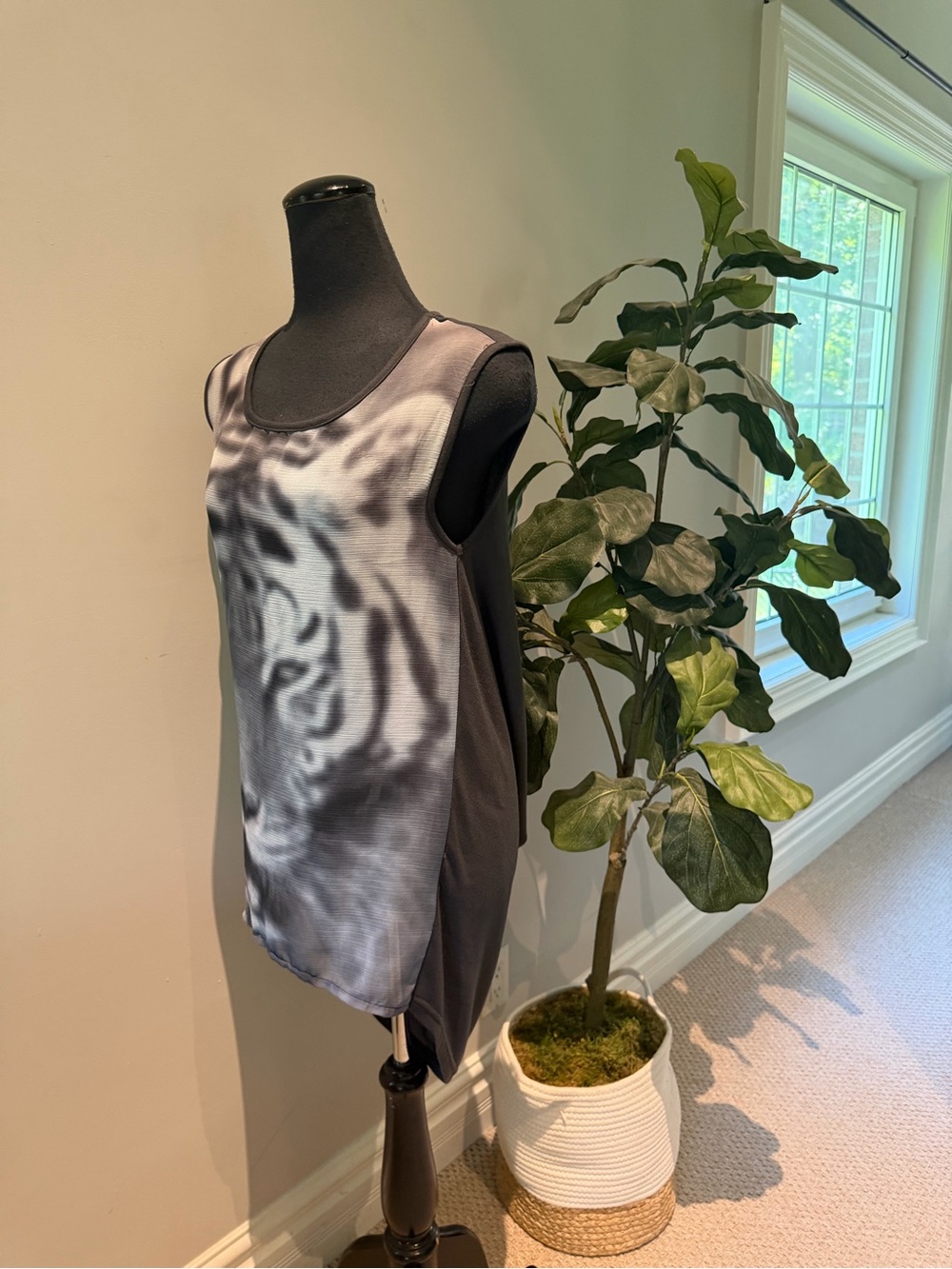 STREETWEAR SOCIETY LONG GRAPHIC SLEEVELESS TOP WITH TIGER PRINT